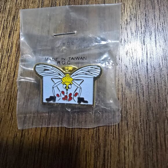 Mosquito Lapel Pin Boots Quirky Vintage Collectible New in Plastic Funny - Picture 3 of 3